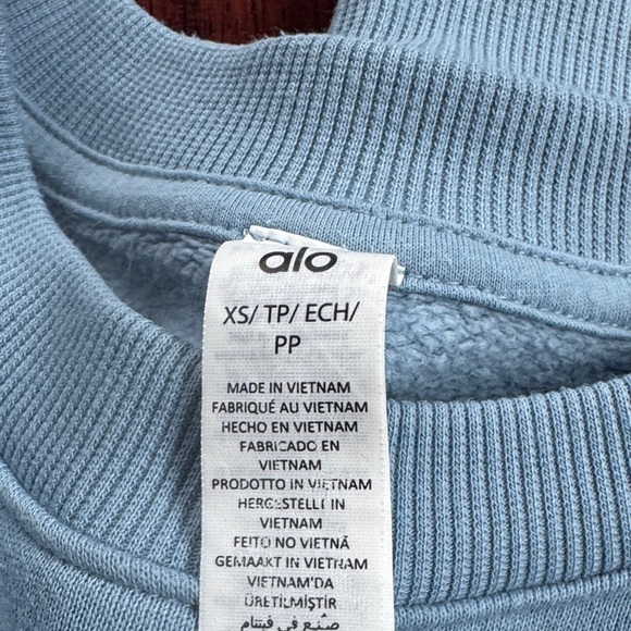 ALO Yoga Light Blue Top - Picture 5 of 5